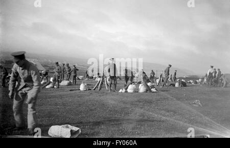 AJAXNETPHOTO.1914-1918. (CA.) FRANKREICH. -BRITISCHE ARMEE SOLDATEN PACKEN IHRE AUSRÜSTUNG IN EINEM CAMP IN NORDFRANKREICH, MÖGLICHERWEISE IN DER NÄHE VON DIEPPE. BEACHTEN SIE DIE STAPEL VON GEWEHREN UND KIT-TASCHEN. FOTO: AJAX VINTAGE BILD BIBLIOTHEK REF: AVL MIL CAMP 1914 WW1 Stockfoto