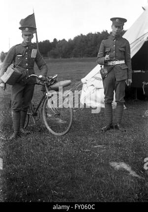 AJAXNETPHOTO.1914-1920. ORT UNBEKANNT. -BRITISCHE ARMEESOLDATEN - POSIERT FÜR DIE KAMERA DRAUßEN EIN BELL-ZELT. DER MANN AUF DER LFT MIT FAHRRAD SCHEINT BEREIT ZU LIEFERN PAKETE SEIN. DER MANN AUF DER RECHTEN SEITE IST EIN NCO MIT LANCE CORPORAL STREIFEN.  FOTO: AJAX VINTAGE BILD BIBLIOTHEK REF: AVL MIL RIDER 1914 WW1 Stockfoto