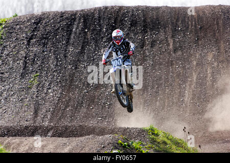 Motocross-Fahrer in der Luft, München Flughafen, Oberbayern, Deutschland, Europa. Stockfoto