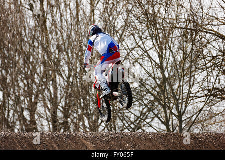 Motocross-Fahrer in der Luft, München Flughafen, Oberbayern, Deutschland, Europa. Stockfoto