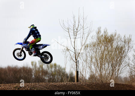 Motocross-Fahrer in der Luft, München Flughafen, Oberbayern, Deutschland, Europa. Stockfoto