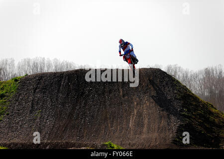 Motorcross-Fahrer in der Luft bergab, München Flughafen, Oberbayern, Deutschland, Europa. Stockfoto