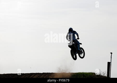 Motocross-Fahrer in der Luft, München Flughafen, Oberbayern, Deutschland, Europa. Stockfoto