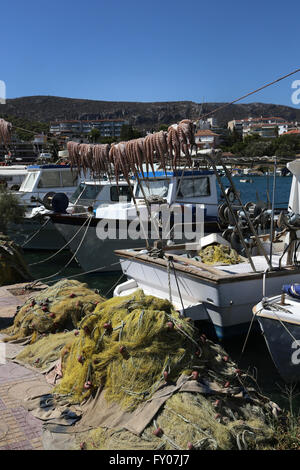 Attika Griechenland Porto Rafti Tintenfische hängen zum Trocknen über Boote und Fischernetze im Hafen Stockfoto