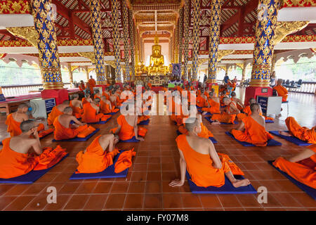 Mönche beten in der Sala Kan Prian (Predigt Hall), Wat Suan Dok (Blume Garten Tempel), Chiang Mai, Thailand Stockfoto