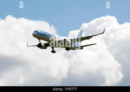 Thomson Airways Boeing 757 landet auf dem Flughafen Birmingham, UK Stockfoto