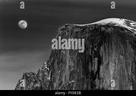 Moon Rising neben Half Dome im Yosemite-Nationalpark Stockfoto