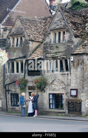 Bradford auf Avon The Bridge Tea Room traditionellen viktorianischen Kellnerin in traditioneller Tracht die Kartenzahlung auf Maschine außerhalb Stockfoto