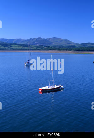 Blick über die Menai Strait von Beaumaris, Snowdonia auf sonnigen Sommermorgen mit Booten im Vordergrund North Wales UK Stockfoto