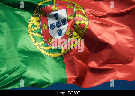 Eine Nahaufnahme von roten und grünen Staatsflagge der portugiesischen Republik, "Bandeira de Portugal". Fliegen im Wind. Stockfoto