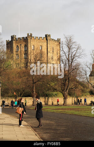 Schüler Chat vor Durham Castle Stockfoto