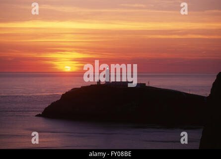 South Stack Leuchtturm bei Sonnenuntergang in der Nähe von Holyhead Anglesey North Wales UK Stockfoto