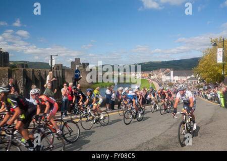 Tour von Großbritannien 2011 Fahrern vorbei Caerphilly Castle South Wales UK Stockfoto