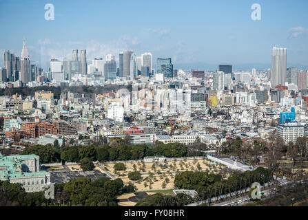 Luftaufnahme vom Hotel New Otani auf Wolkenkratzer im Geschäftsviertel Nishi Shinjuku in Tokio, Japan mit Akasaka Palast-Gärten Stockfoto