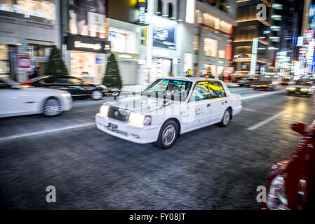 Toyota Corolla Taxi auf Chuo Dori Straße in Ginza Luxus Bezirk der Chuo, Tokyo City, Japan Stockfoto