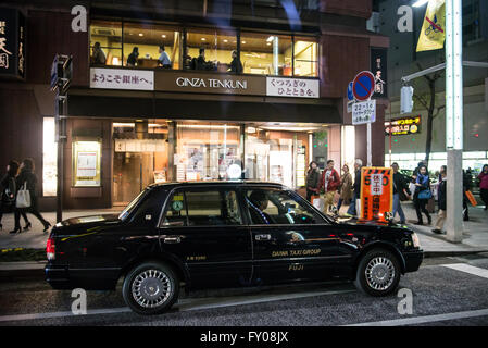 Toyota Corolla Taxi auf Chuo Dori Straße in Ginza Luxus Bezirk der Chuo, Tokyo City, Japan Stockfoto