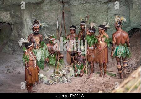 Neuguinea, Indonesien - 2. Februar: Die Krieger der Papuanischen Stamm yafi in traditioneller Kleidung, Schmuck und Färbung. neuguinea Insel, indonesi Stockfoto