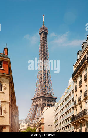 Eiffel-Turm betrachtet von einem nahe gelegenen Viertel. Stockfoto