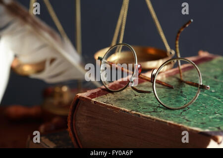 Vintage Stillleben. Alten Brille Buch in der Nähe von Federkiel Stockfoto