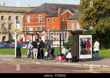 Passagiere warten in der Wartehalle an Haltestelle BB Black Horse ulica, Bolton, neben dem Busbahnhof Moor Lane. Dieser Anschlag ist Stockfoto