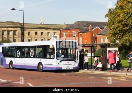 Bereit, der 501 Service an Bord Passagiere stoppen BB Black Horse ulica, Bolton, neben dem Busbahnhof Moor Lane. Stockfoto