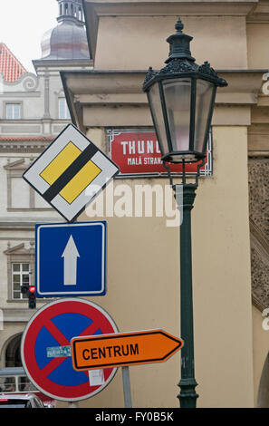 Verkehrszeichen und eine Straßenlaterne in Mala Strana, Prag, Tschechische Republik Stockfoto