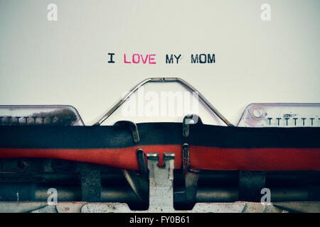 Nahaufnahme einer alten Schreibmaschine und dem Text ich liebe meine Mutter maschinengeschrieben mit ihm in eine Folie Stockfoto