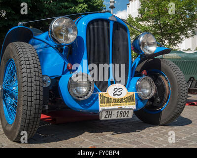 Meran, Italien - 9. Juli 2015: Frontansicht des blauen Delahaye 135 M Le Mans auf der Passer promenade vor dem Kurhaus Stockfoto