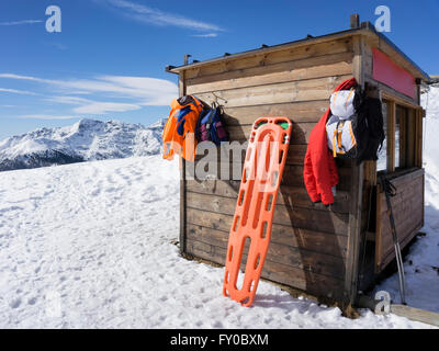 Hütte am Gipfel des Berges im Winter zu retten Stockfoto