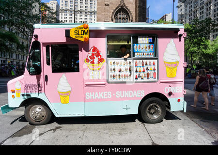 NEW YORK CITY-13. Juni 2015: Pink Eiswagen liefern Eisbecher und Kegel auf den Straßen von Manhattan in New York City Stockfoto