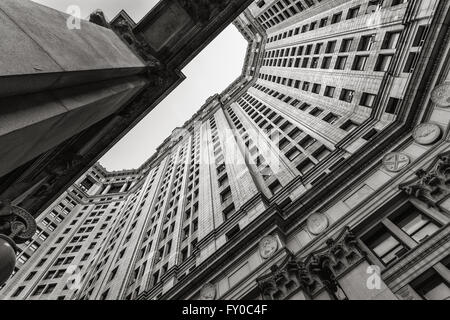 Manhattan Municipal Building. Weitwinkel-Blick von unten in schwarz & weiß. Lower Manhattan, New York City Stockfoto