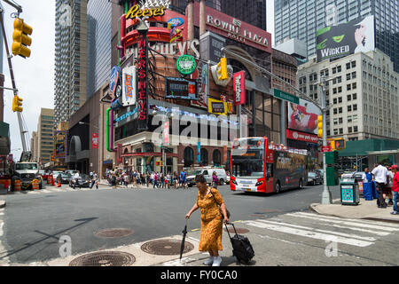 NEW YORK CITY - 15. Juni 2015: Belebten Kreuzung von Broadway und 48th Street Broadway bekannt ist als die Straße in New York nach Hause von Stockfoto