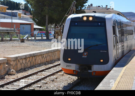 Trainieren Sie, Ankunft am Bahnsteig Schiene in Gata de Gorgos, Alicante, Valencia, Spanien Stockfoto