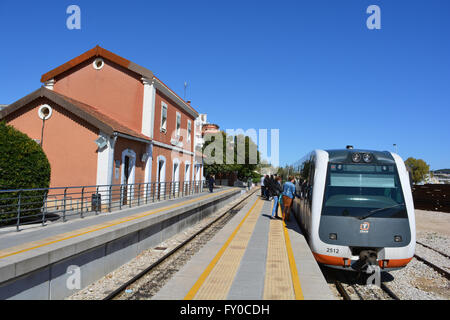 Passagiere an Bord ein Zuges in Gata de Gorgos, Alicante, Valencia, Spanien Stockfoto