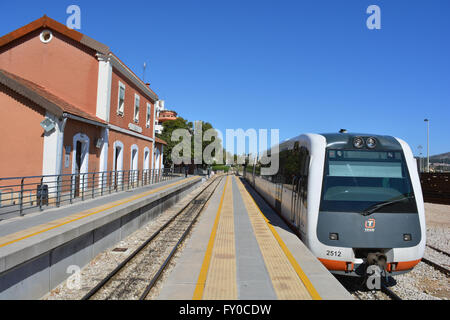 Modernen Zug am Bahnhof, Gata de Gorgos, Alicante, Valencia, Spanien Stockfoto