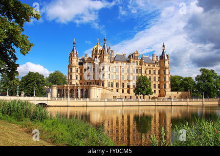 Schweriner Schloss (Schweriner Schloss) spiegelt sich in den See, Deutschland Stockfoto