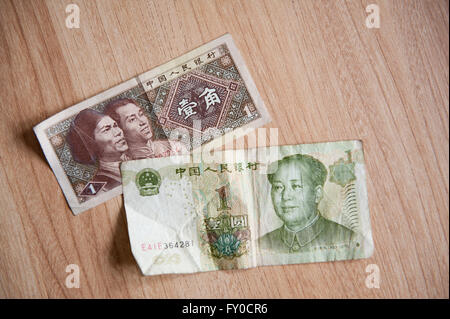 Renminbi Yuan und Jiao Banknoten, chinesische RMB oder CNY und Mao oder Hou Währung in China Papier Geld Geld am Tisch liegen. Stockfoto