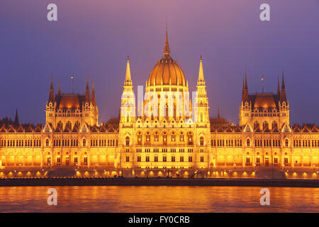 Berühmte Gebäude des Parlaments am Abend, Budapest, Ungarn Stockfoto