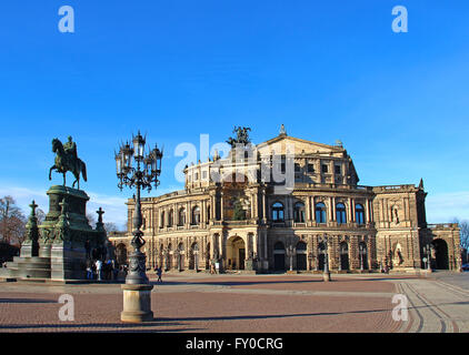 Semperoper (Sächsische Staatsoper) und Denkmal für König Johann von Sachsen, Dresden, Deutschland Stockfoto