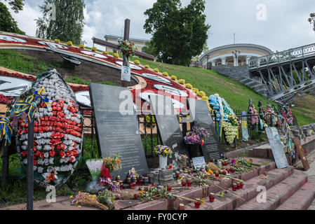 Denkmal für getötete Euromajdan Teilnehmer an Helden des himmlischen hundert Alley, Kiew, Ukraine. Oktober-Palast auf dem Hintergrund Stockfoto