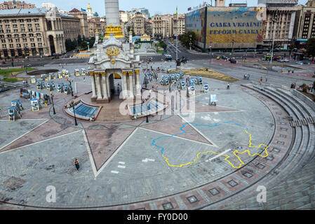 Basis des Unabhängigkeits-Denkmal am Maidan Nezalezhnosti (Unabhängigkeitsplatz) in Kiew, Ukraine. Hauptpost links Stockfoto