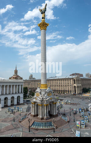 Independence Monument mit Berehynia-Statue auf dem Maidan Nezalezhnosti Platz in Kiew, Ukraine. Centra Postamt auf Hintergrund Stockfoto