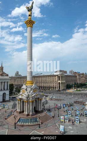 Independence Monument mit Berehynia-Statue auf dem Maidan Nezalezhnosti Platz in Kiew, Ukraine. Centra Postamt auf Hintergrund Stockfoto