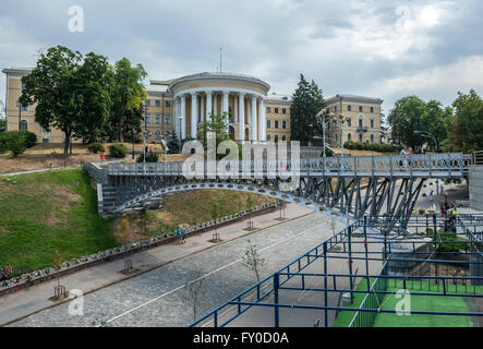 Oktober Schloss und Denkmal für getötete Euromajdan Teilnehmer an Helden des himmlischen hundert Alley, Kiew, Ukraine Stockfoto