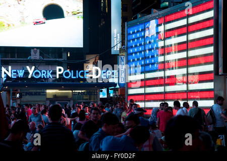 New York Police Department in der Nacht mit Stars And Stripes. Am Times Square Stockfoto