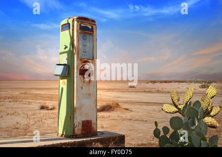 Alten Zapfsäule in Wüste Stockfoto