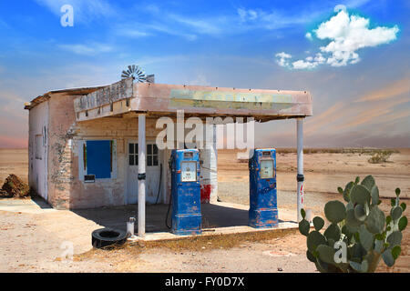 Retro-Style-Szene der alten Tankstelle in der Wüste von Arizona Stockfoto