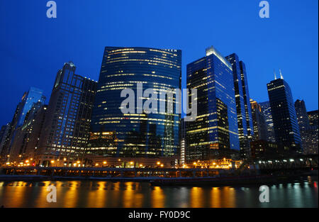 Downtown Chicago Skyline entlang dem Riverwalk wie in Chicago, Illinois, Vereinigte Staaten von Amerika zu sehen. Stockfoto