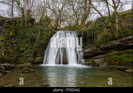 Ein Blick auf Janets Foss auf dem Weg zum Gordale Narbe in North Yorkshire, England, Vereinigtes Königreich. Stockfoto