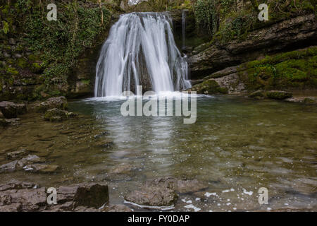 Ein Blick auf Janets Foss auf dem Weg zum Gordale Narbe in North Yorkshire, England, Vereinigtes Königreich. Stockfoto